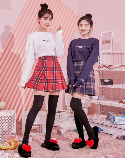 格子百褶裙配什么上衣？美翻整個(gè)春夏