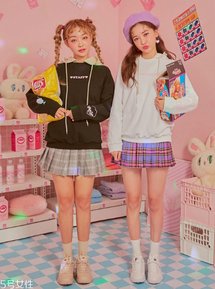 格子百褶裙配什么上衣？美翻整個(gè)春夏