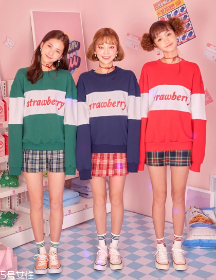 格子百褶裙配什么上衣？美翻整個(gè)春夏