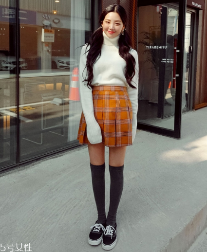 格子百褶裙配什么上衣？美翻整個(gè)春夏