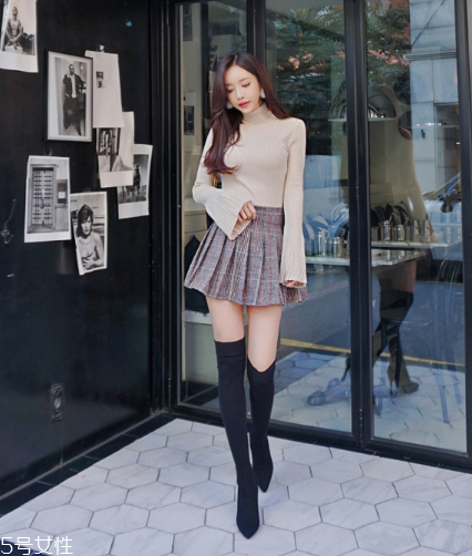 格子百褶裙配什么上衣？美翻整個(gè)春夏