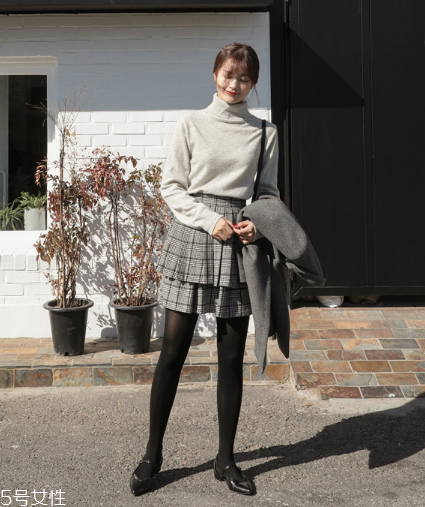 格子百褶裙配什么上衣？美翻整個(gè)春夏