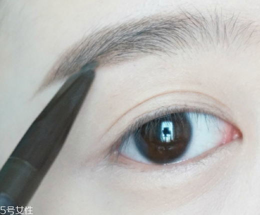 桃花妝用什么眼影好？3重色彩打造迷人眼妝