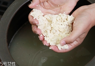 臭豆腐為什么那么臭吃起來香 臭豆腐為什么那么臭吃起來香