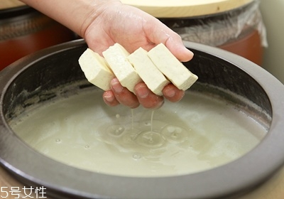 臭豆腐為什么那么臭吃起來香 臭豆腐為什么那么臭吃起來香