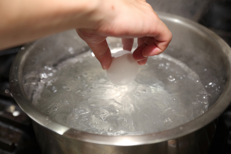 雞蛋里有血能吃嗎 雞蛋里有血絲是怎么回事 雞蛋里有血能吃嗎 雞蛋里有血絲是怎么回事