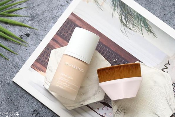 植村秀花瓣粉底液適合干皮嗎？持久保濕不浮粉