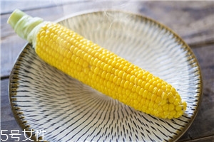 煮玉米是冷水或是開(kāi)水下鍋 煮玉米放糖放鹽都好吃 煮玉米是冷水或是開(kāi)水下鍋 煮玉米放糖放鹽都好吃