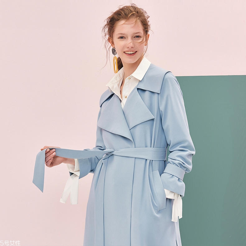 如何挑選風(fēng)衣？這些款式穿10年不過時(shí)