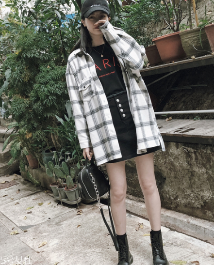 襯衫里面可以穿t恤嗎？淺色t恤可以穿