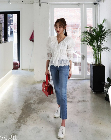 白色蕾絲上衣怎么搭配？女人味盡顯