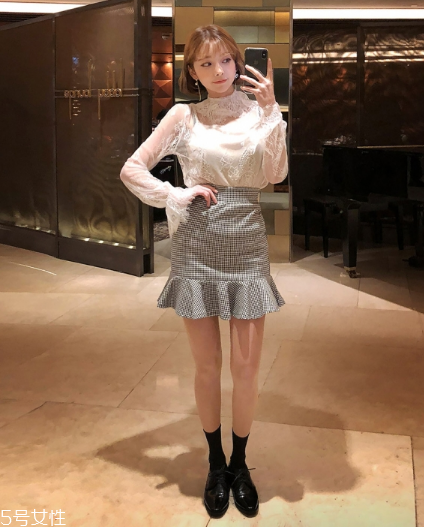 白色蕾絲上衣怎么搭配？女人味盡顯