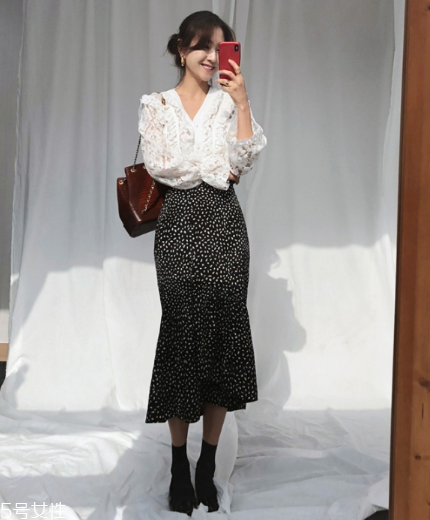 白色蕾絲上衣怎么搭配？女人味盡顯