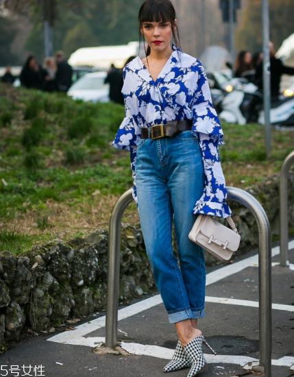 荷葉邊上衣配什么褲子？塑造浪漫小女人氣質(zhì)