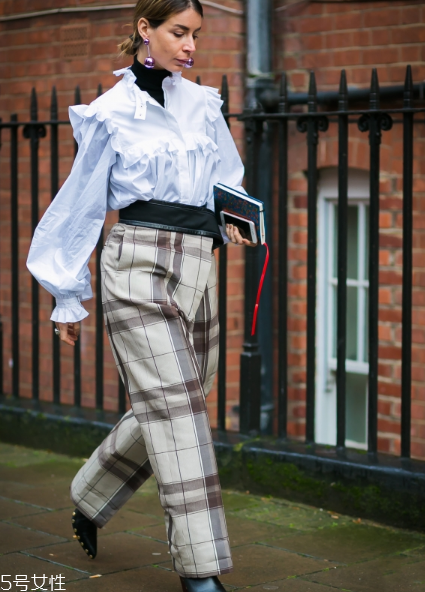 荷葉邊上衣配什么褲子？塑造浪漫小女人氣質(zhì)