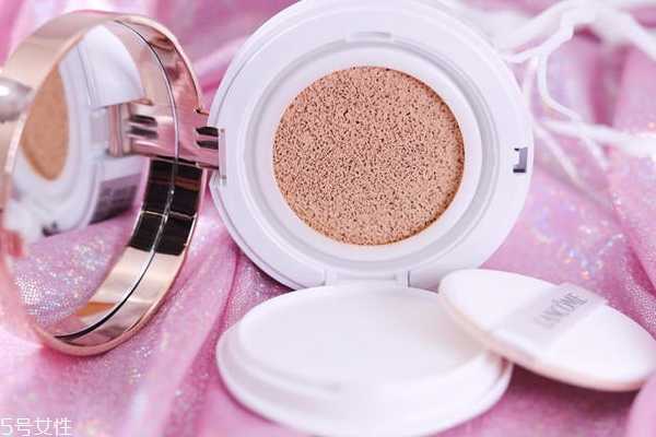 底妝用氣墊還是粉底液？日常妝通勤妝氣墊最實用