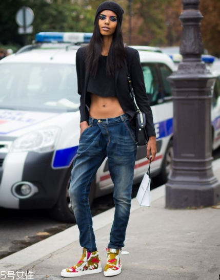 露臍上衣配什么褲子？春夏美出新高度