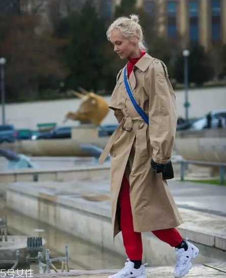 風衣可以配運動褲嗎？高級穿搭瞬間get