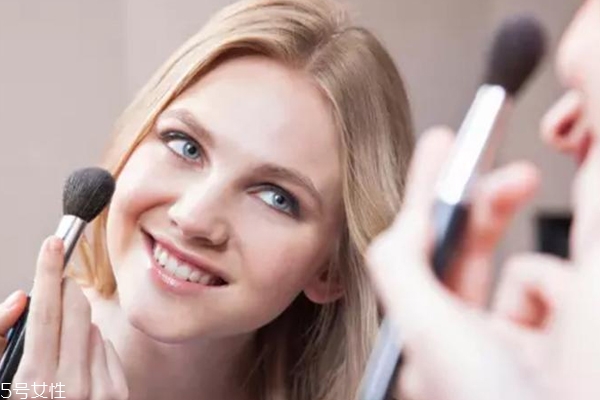 敏感痘痘肌用什么散粉？油痘皮膚化妝品推薦