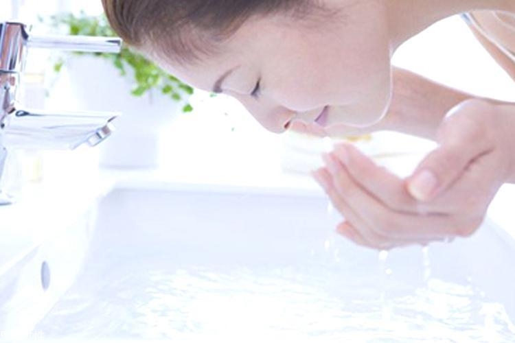 為什么油皮會(huì)變成干皮？三個(gè)油皮護(hù)膚誤區(qū)