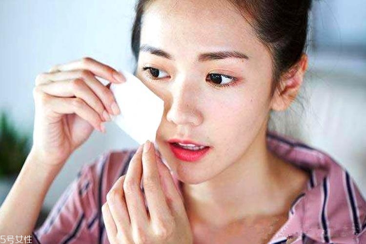 為什么油皮會(huì)變成干皮？三個(gè)油皮護(hù)膚誤區(qū)