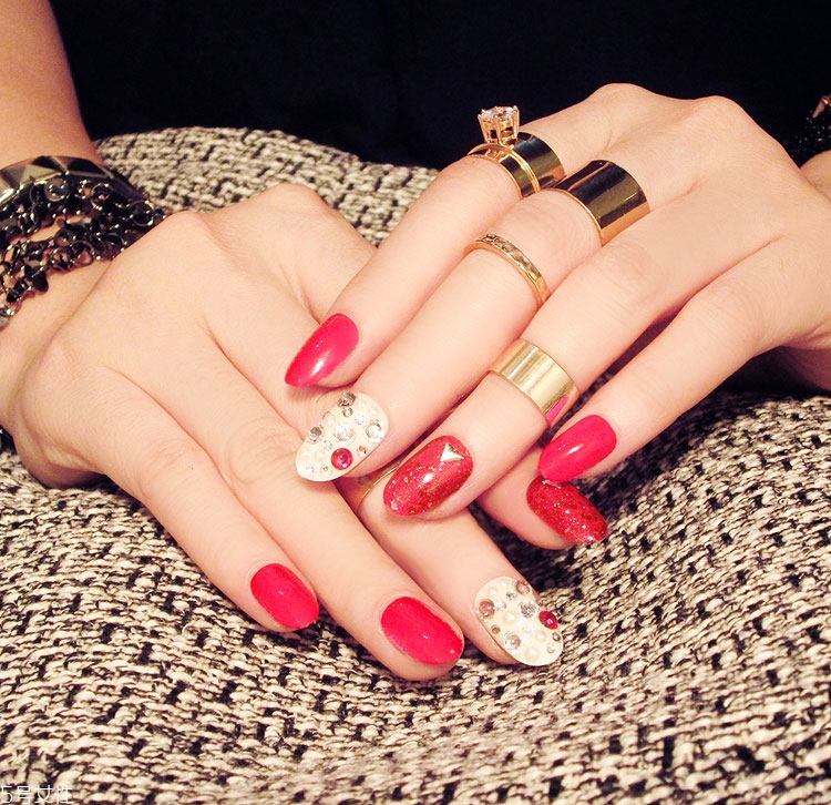 紅色跳色美甲圖片大全 熱辣氣質(zhì)范的跳色美甲 紅色跳色美甲圖片大全 熱辣氣質(zhì)范的跳色美甲