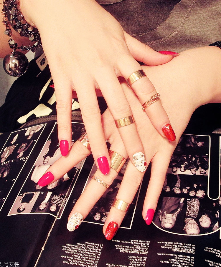 紅色跳色美甲圖片大全 熱辣氣質(zhì)范的跳色美甲 紅色跳色美甲圖片大全 熱辣氣質(zhì)范的跳色美甲