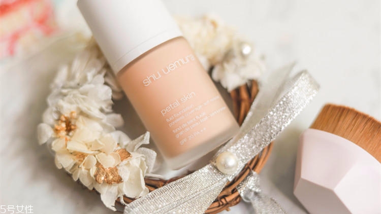 底妝用氣墊還是粉底液？日常妝通勤妝氣墊最實(shí)用