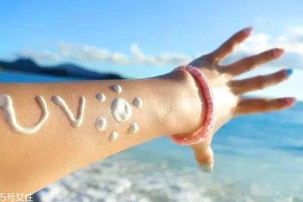 涂了隔離還要防曬霜嗎？防曬霜必不可少