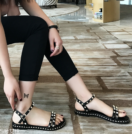 涼鞋上的黑印怎么去掉？這樣就能輕松去除