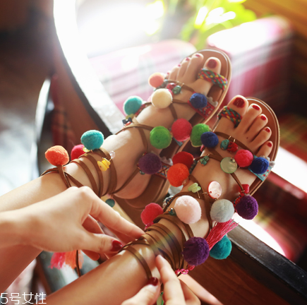 涼鞋發(fā)黃怎么變白？涼鞋發(fā)黃這樣洗