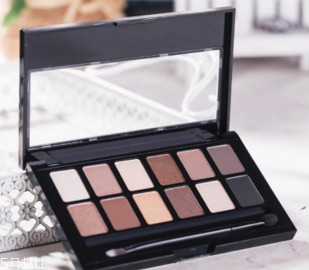 怎樣才能化妝不浮粉？眼影刷蘸濕更好用