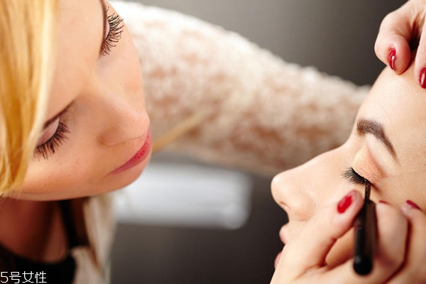 眼線粗點(diǎn)好還是細(xì)點(diǎn)好？眼線太粗容易暴露妝感