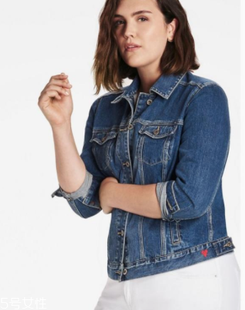 2022流行什么樣的牛仔外套？這8款最酷最百搭