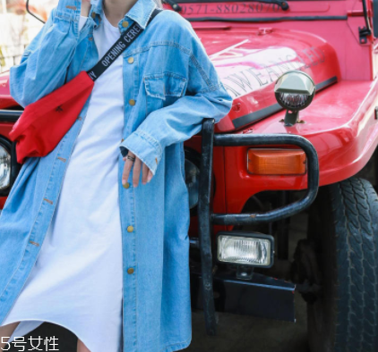 2022流行什么樣的牛仔外套？這8款最酷最百搭