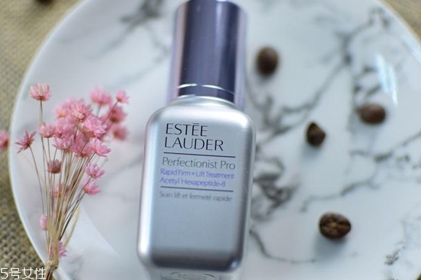 雅詩蘭黛線雕精華適合熟齡肌嗎？