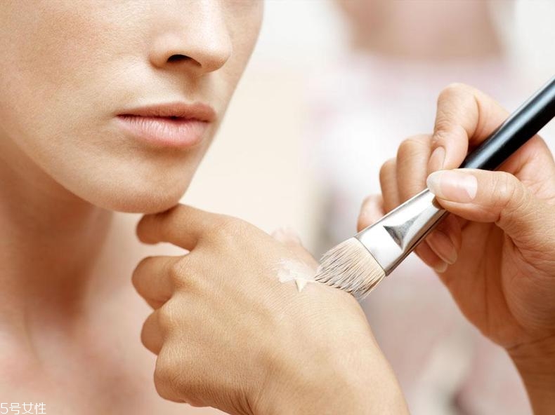 怎樣才能化妝不浮粉？眼影刷蘸濕更好用