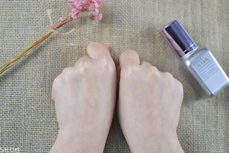 雅詩蘭黛線雕精華適合熟齡肌嗎？