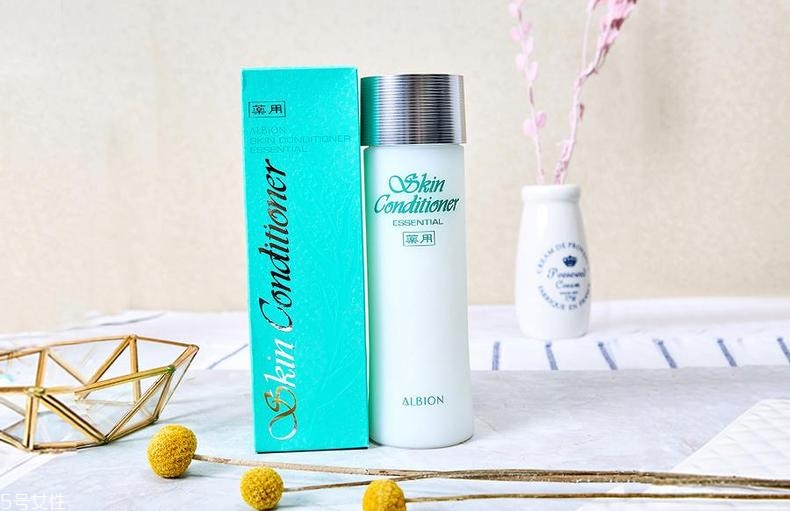 毛孔粗用什么化妝水好？盤點(diǎn)六款毛孔天敵