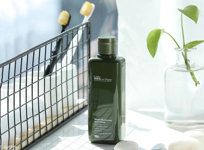 毛孔粗用什么化妝水好？盤點(diǎn)六款毛孔天敵