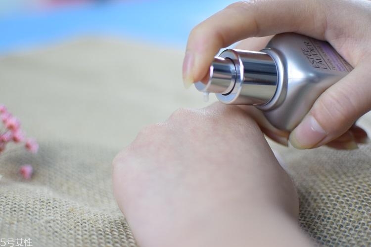 雅詩蘭黛線雕精華適合熟齡肌嗎？