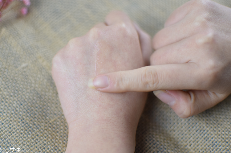 雅詩蘭黛線雕精華適合熟齡肌嗎？