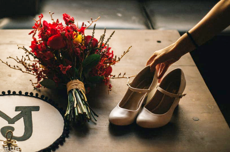 2022春夏流行穿什么中跟鞋？三種款式優(yōu)雅不累腳