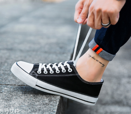 帆布鞋可以水洗嗎？帆布鞋應(yīng)該這樣洗