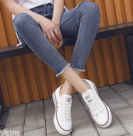 帆布鞋要穿襪子嗎？最好是穿襪子