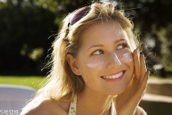 春季干皮用什么防曬霜？三款水潤輕薄防曬霜推薦