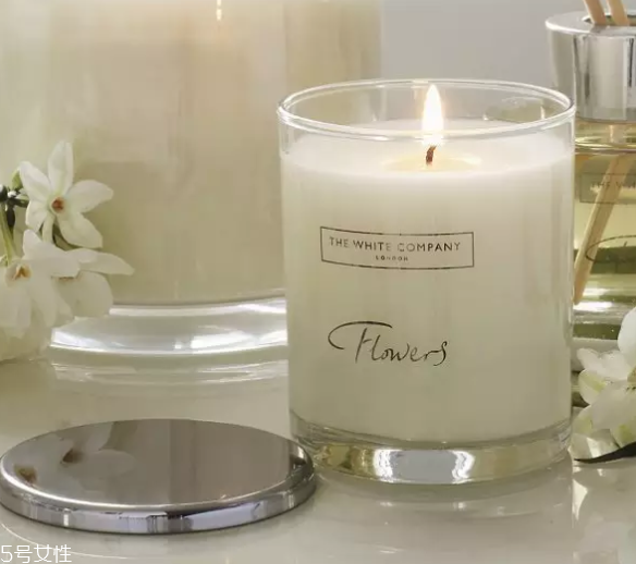 香薰蠟燭可以護(hù)膚嗎？燭油冷卻后能按摩肌膚