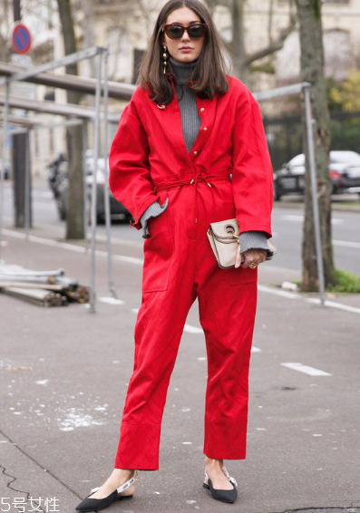 工裝連體褲怎么搭配？自帶摩登風(fēng)采