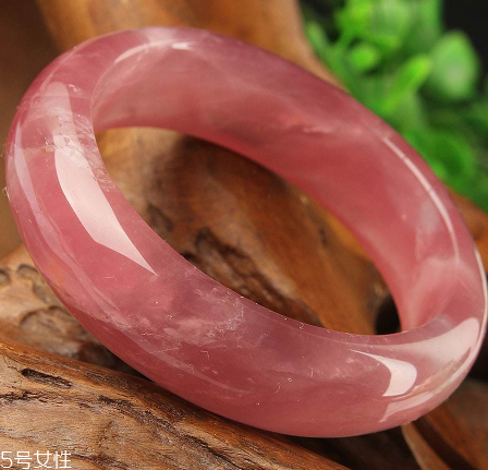 粉晶手鐲戴哪只手？左手才能發(fā)揮作用