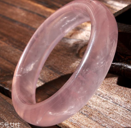 粉晶手鐲戴哪只手？左手才能發(fā)揮作用